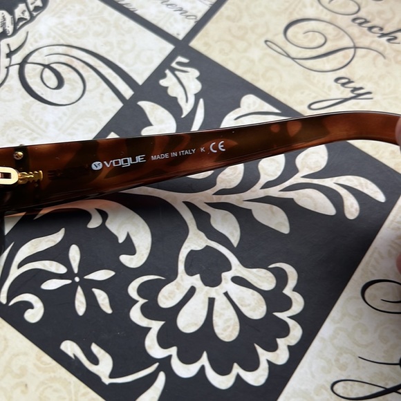 Vogue sunglasses and case no scratches - Picture 4 of 7